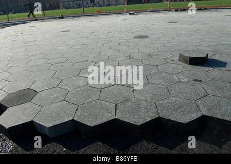 Pavés hexagonale dans l'East River Park dans le quartier Lower East Side de New York Banque D'Images