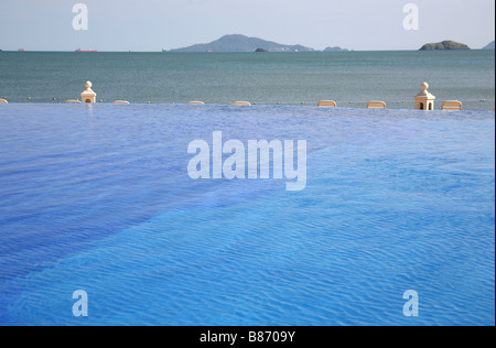 Sur l'eau bleue d'une piscine dans un hôtel front de mer à Panama. Banque D'Images