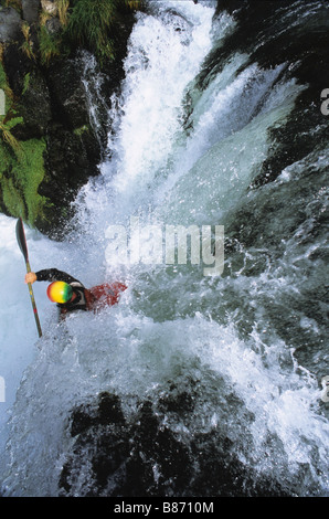 Un arc-en-ciel gouttes kayakiste tombe sur la rivière Deschutes Banque D'Images