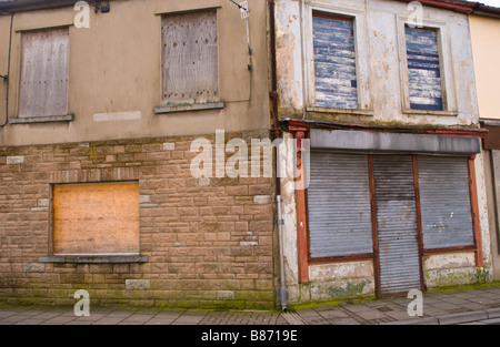 Urban decay uk barricadèrent maison à côté de l'abandon aux volets vide shop à Hirwaun South Wales UK Banque D'Images