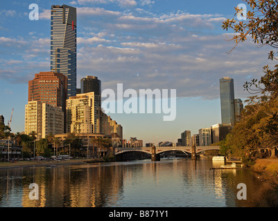 RIVER YARRA MELBOURNE À DAAWN, VICTORIA AUSTRALIE AVEC DES BÂTIMENTS SOUTHBANK ET EUREKA TOWER Banque D'Images