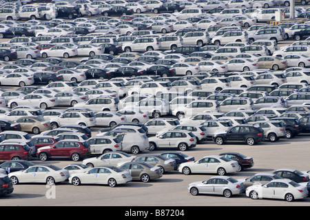 Abu Dhabi regardant vers le bas sur le stockage à quai de voitures neuves importées principalement blanches en attente de distribution dans les Émirats arabes Unis péninsule arabique Asie Banque D'Images