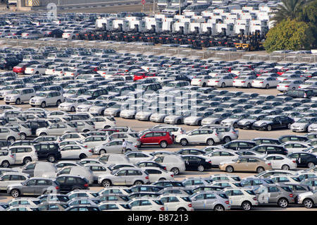 Vue aérienne des rangées de stockage de voitures et camions neufs importés dans les ports commerciaux à quai en attente de distribution Abu Dhab Émirats arabes Unis Émirats Arabes Unis Émirats Arabes Unis Asie Banque D'Images