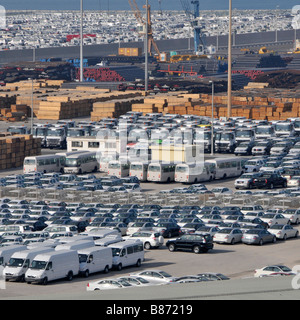 Vue aérienne des rangées de stockage de voitures neuves importées et de camions-bus sur quai dans les ports commerciaux en bois d'œuvre Abu Dhab Émirats arabes Unis Émirats Arabes Unis Émirats Arabes Unis Asie Banque D'Images