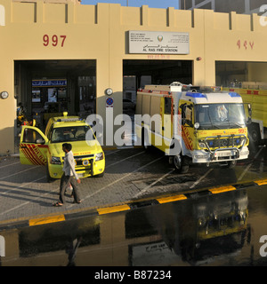 Dubai Al Ras pompiers caserne de pompiers et Défense civile Véhicules de pompiers à l'extérieur de la caserne de pompiers des Émirats arabes Unis Eau Moyen-Orient Banque D'Images