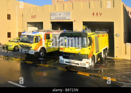 Dubai Al Ras pompiers caserne de pompiers et Défense civile Véhicules de pompiers à l'extérieur de la caserne de pompiers des Émirats arabes Unis Eau Moyen-Orient Banque D'Images