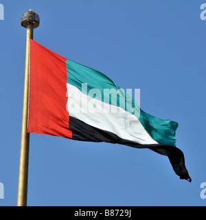 Le Dubaï Émirats Arabes Unis d'un drapeau à Jumeirah sur l'emplacement de la signature et la formation d'eau à côté de Union House Banque D'Images