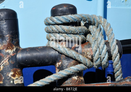 Tugboat attaché ou fixé à l'aide de corde sur la ligne H-bitt Banque D'Images