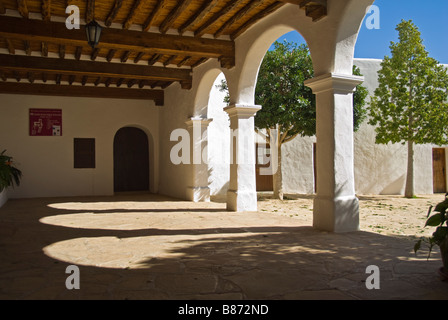 Cour de l'église de Sant Miquel de Balansat, Ibiza, Espagne Banque D'Images