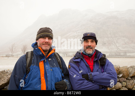 Les marcheurs dans la neige dans le Langdael Valley Lake District UK Banque D'Images