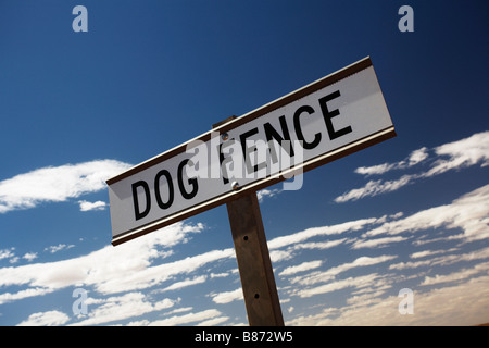 Inscrivez-Dog Fence Oodnadatta track le Sud de l'Australie près de Coober Pedy Banque D'Images