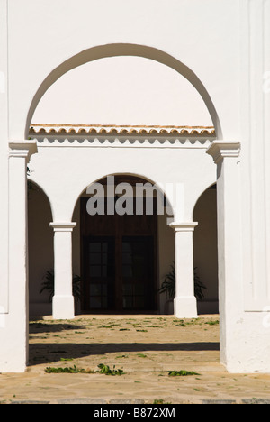 Cour de l'église de Sant Miquel de Balansat, Ibiza, Espagne Banque D'Images