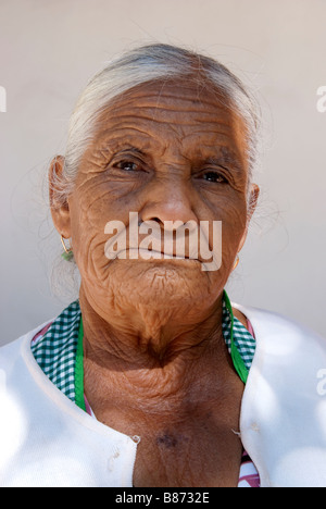 Portrait d'un digne profondément ridée aux cheveux d'argent des Indiens grand-mère dans la ville d'Oaxaca Oaxaca, Oaxaca, Mexique Banque D'Images