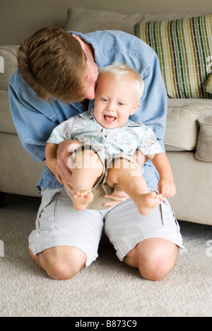 Père jouant avec son fils mineur Banque D'Images