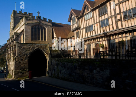 Lord Leycester Hospital et porte Ouest Warwick England UK Banque D'Images