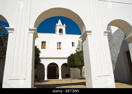 Façade et cour de l'église de Sant Miquel de Balansat, Ibiza, Espagne Banque D'Images