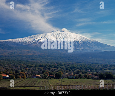 Le mont Etna, Sicile, Italie, surplombe les nombreuses fermes et vignobles qui utilisent son sol volcanique fertile Banque D'Images
