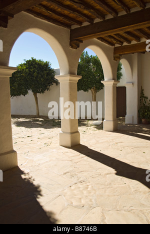 Cour de l'église de Sant Miquel de Balansat, Ibiza, Espagne Banque D'Images