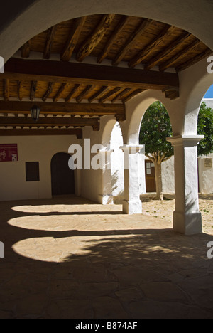 Cour de l'église de Sant Miquel de Balansat, Ibiza, Espagne Banque D'Images