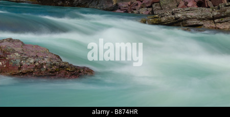 Belle image de l'eau coulant sur un petit rocher dans une rivière Banque D'Images