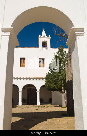 Façade et cour de l'église de Sant Miquel de Balansat, Ibiza, Espagne Banque D'Images