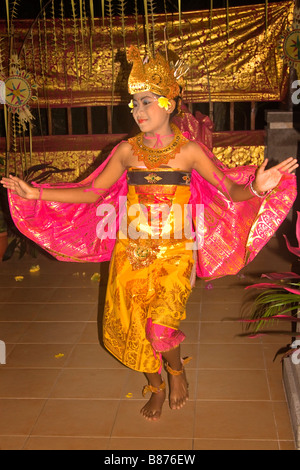 Danseuse balinaise effectuant une danse traditionnelle Banque D'Images