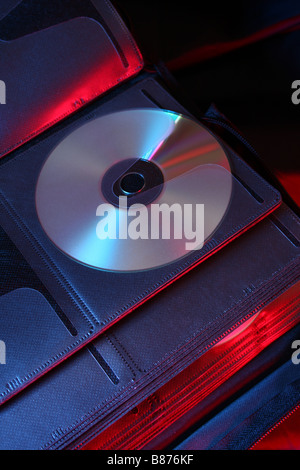 CD dans une pochette rouge et bleu allumé avec l'éclairage studio Banque D'Images