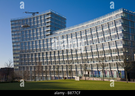 Bloc d'appartement, un parc à l'Ouest, 'Liverpool', Merseyside, Angleterre Banque D'Images