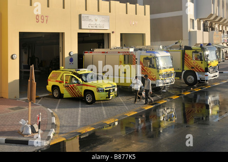 Dubai Al Ras pompiers caserne de pompiers et Défense civile Véhicules de pompiers à l'extérieur de la caserne de pompiers des Émirats arabes Unis Eau Moyen-Orient Banque D'Images