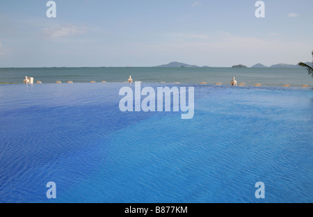 L'eau bleu sur une piscine en face de l'océan au Panama. Banque D'Images