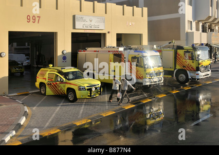 Dubai Al Ras pompiers caserne de pompiers et Défense civile Véhicules de pompiers à l'extérieur de la caserne de pompiers des Émirats arabes Unis Eau Moyen-Orient Banque D'Images