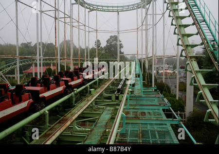 The Screw Coaster - montagnes russes abandonnées et délabrées dans le parc à thème fermé Nara Dreamland, au Japon Banque D'Images
