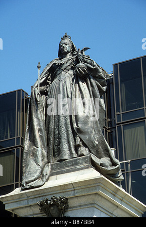 Statue de la reine Victoria à Guildhall Square, Portsmouth. Banque D'Images