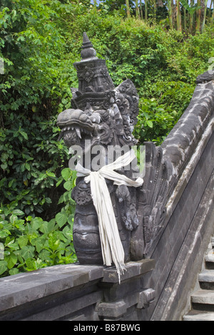 Statue d'un dragon sur l'escalier à l'entrée de Rambut Siwi Temple Bali Banque D'Images