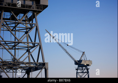 Profil simple de grue de chargement port au crépuscule Banque D'Images