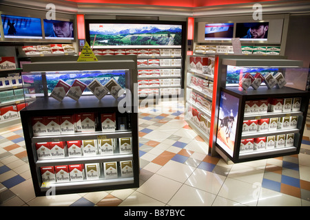 Des cigarettes à vendre dans une salle de départ d'une boutique. L'aéroport de Bahreïn. Banque D'Images