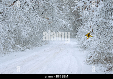 Une route de campagne peu après une importante chute de neige. Banque D'Images