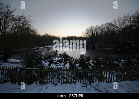 Neige sur étang sur Hampstead Heath à Londres Angleterre Royaume-Uni Neige Neige hiver Banque D'Images