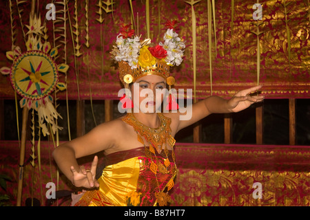 Femme balinaise effectuant une danse traditionnelle Banque D'Images