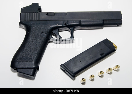 Glock 17L avec la pièce de rechange et de munitions magazine Banque D'Images