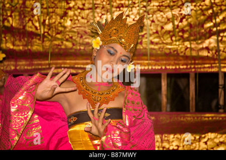 Danseuse balinaise effectuant une danse traditionnelle Banque D'Images