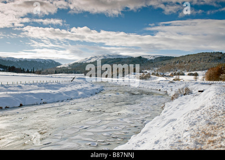 La rivière Findhorn dans la neige en hiver à Coignafearn Strath Dearn Inverness-shire Highland Ecosse UK 2057 SCO Banque D'Images