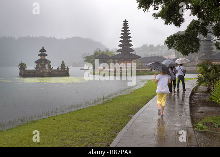 Les touristes visiter Temple d'Ulun Danu sur un jour de pluie, Bali, Indonésie Banque D'Images