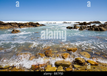 Les roches les plus au sud du continent africain au Cap des aiguilles en Afrique du Sud Banque D'Images
