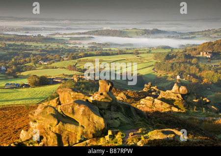 Voir tôt le matin au sud-ouest de Ramshaw Rocks, près de cafards, le parc national de Peak District, Staffordshire, England, UK Banque D'Images