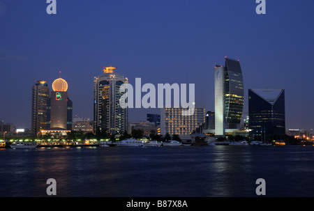 Les immeubles de Dubaï Creek au crépuscule Banque D'Images