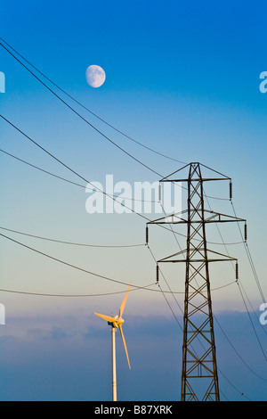 La Lune se levant sur la Lynch Knoll wind turbine (Ecotricity) - Dale Vince - sur les Cotswolds à Nympsfield, Gloucestershire Banque D'Images