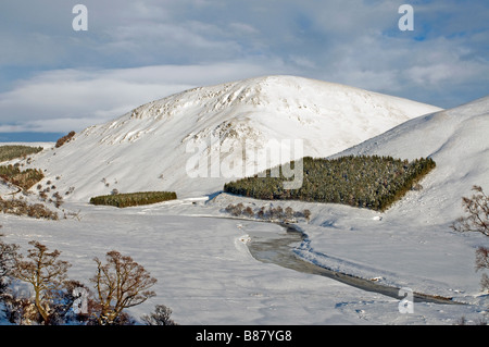 La rivière Findhorn dans la neige en hiver à Coignafearn Strath Dearn Inverness-shire Highland Ecosse UK 2070 SCO Banque D'Images