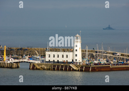 Phare et port South Bay Scarborough. Yorkshire du Nord. ROYAUME-UNI Banque D'Images