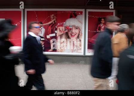 Macy s Shoppers hors magasin phare de Herald Square à New York Banque D'Images